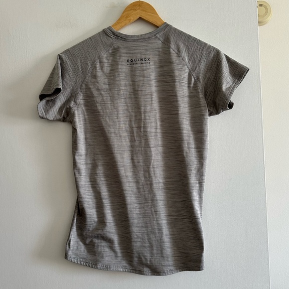 Equinox Women’s ‘Train’ Personal Trainer Heather Gray Athletic Tee Size Small - Picture 3 of 6